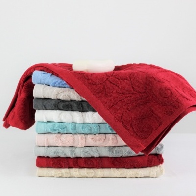 Conjunto de toalhas coloridas empilhadas com padrão em relevo