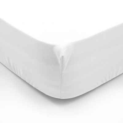 Protector de colchão branco com tecido liso e ajuste elástico no canto