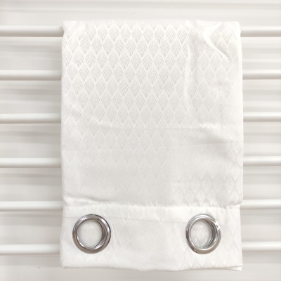 Toalha branca com padrão em losangos e ilhós prateados