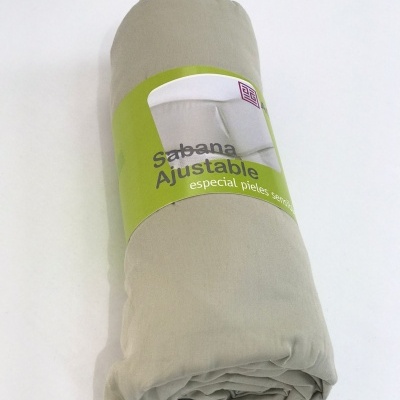 Lençol ajustável cinza claro embalado com etiqueta verde sobre fundo branco