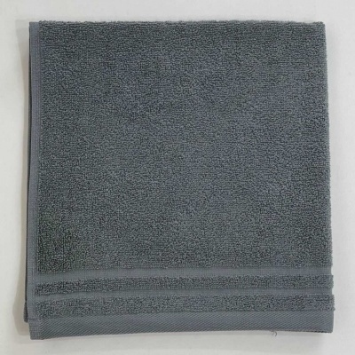 Toalha cinzenta de algodão com linhas decorativas na borda.