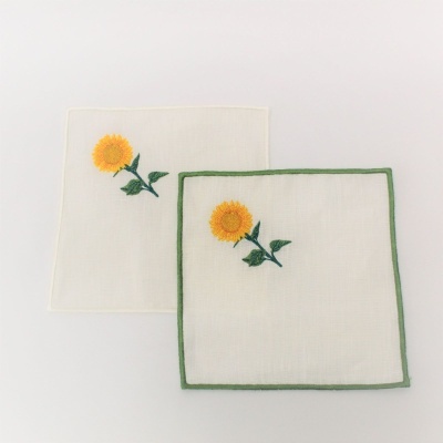 Dois lenços de bolso brancos com bordado de girassol amarelo e folhas verdes, um com borda verde.
