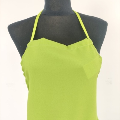 Blusa ou vestido verde claro com alças finas em manequim preto