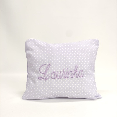 Almofada lilás com pontos brancos e nome Laurinha bordado