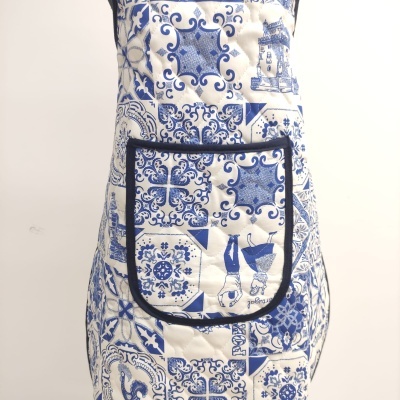 Avental com padrão de azulejos azuis e brancos com bolso frontal