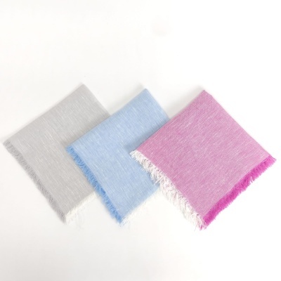 Três echarpes quadradas finas em cinzento claro, azul claro e rosa com franjinhas.