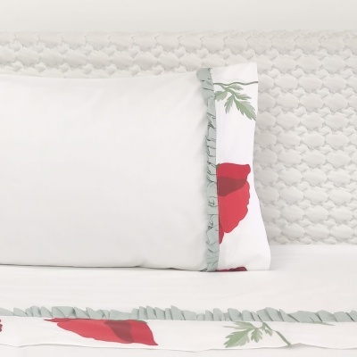 Almofada branca com borda floral vermelha e verde