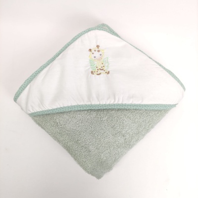 Toalha de banho para bebé com capuz verde e branco e bordado de girafa