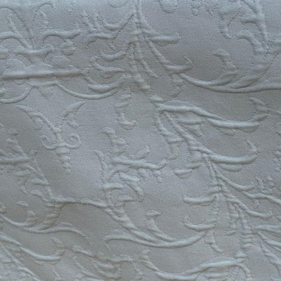 Tecido branco com padrão floral em relevo