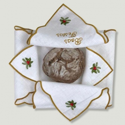 Pano branco bordado com azevinho e texto 'Boca Doce', envolvendo pão redondo