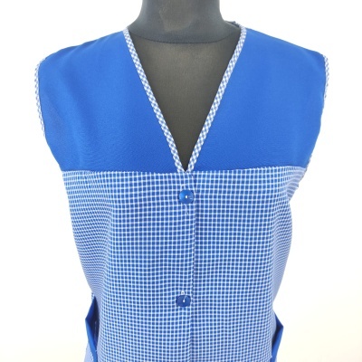 Colete azul com padrão xadrez branco e azul com botões azuis