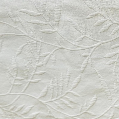 Tecido branco com padrão de folhas em relevo
