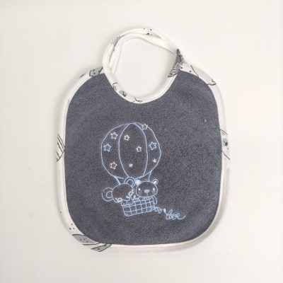 Babete de bebé cinzento com bordado e margem branca com padrão a preto
