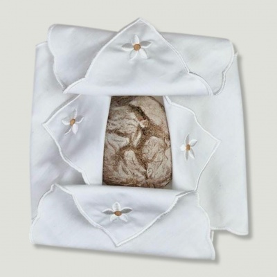 Pano branco com bordados e pão rústico