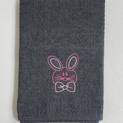 Toalha cinza escuro com bordado rosa de coelho com laço
