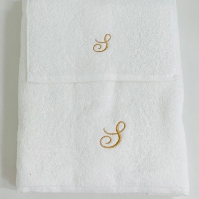 Toalhas de banho brancas com bordado dourado da letra 