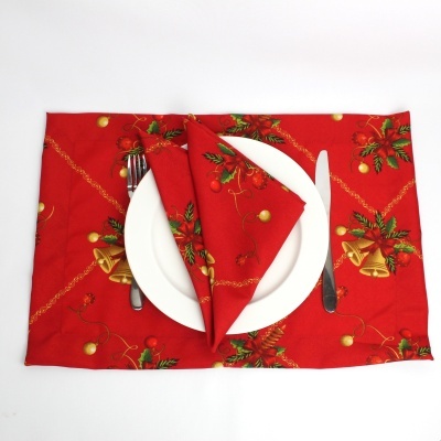 Conjunto de guardanapo e toalha de mesa natalícios com prato branco e talheres