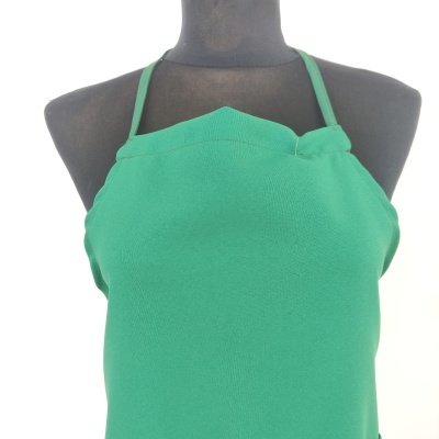 Vestido verde de alças finas em manequim preto