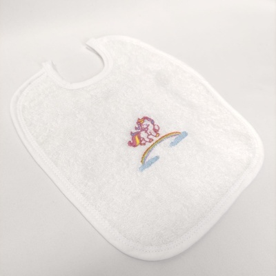 Babete branco com bordado de unicórnio e arco-íris