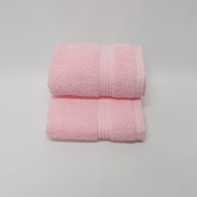 Toalhas de banho rosa felpudas dobradas