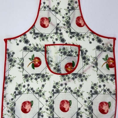 Avental branco com padrão de maçãs vermelhas e flores cinzentas com contornos vermelhos