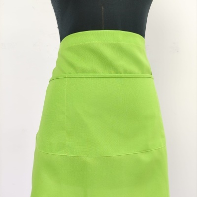 Saia verde limão com cintura alta num manequim preto