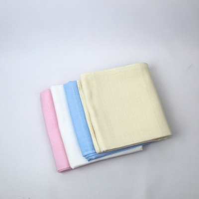 Conjunto de quatro toalhas dobradas em cores rosa, branco, azul claro e amarelo