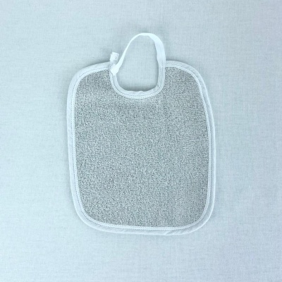 Babete infantil cinzento claro com bordas brancas