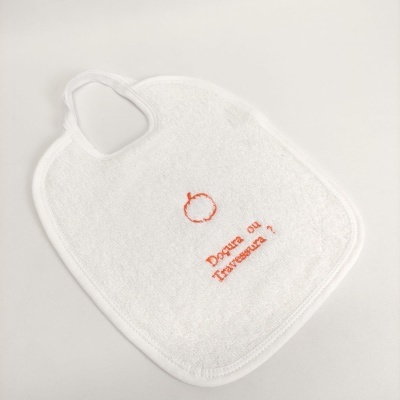 Babete branco com bordado laranja e desenho de maçã