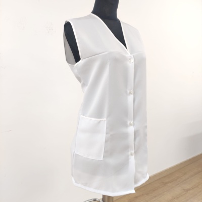 Colete branco sem mangas com botões e bolso lateral