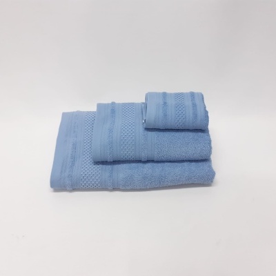 Conjunto de toalhas de banho azuis empilhadas