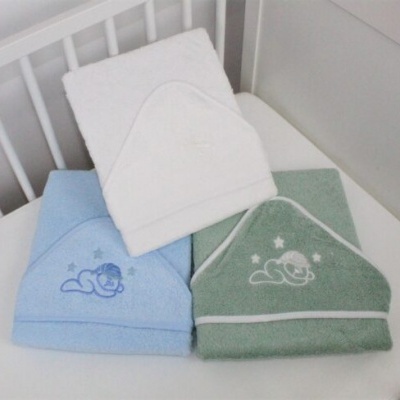Toalhas de bebé com capuz azul, verde e branca com bordado de ursinho dormindo