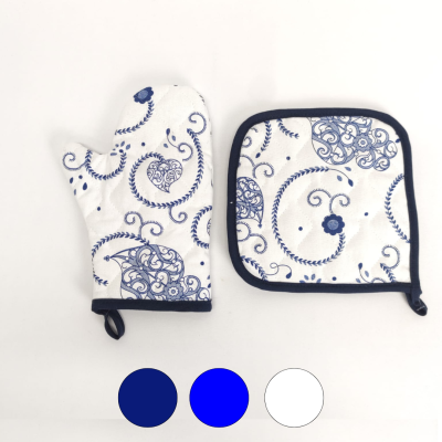 luva e pega de forno com padrão floral azul em tecido branco