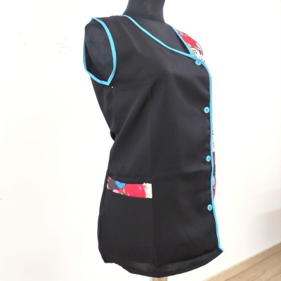 Colete preto com detalhes azuis e coloridos em manequim