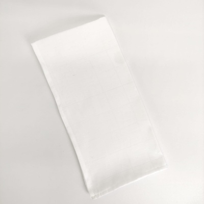 Toalha branca com padrão quadriculado }