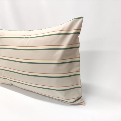 Travesseiro com fronha de tecido riscada em tons claros.
