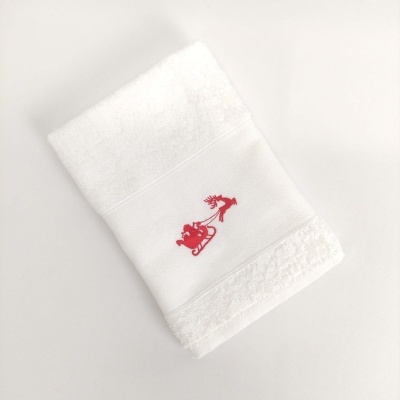 Toalha branca com bordado vermelho de trenó e veado
