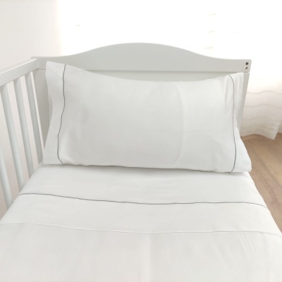 Roupa de cama branca para berço com detalhes cinza em cama branca
