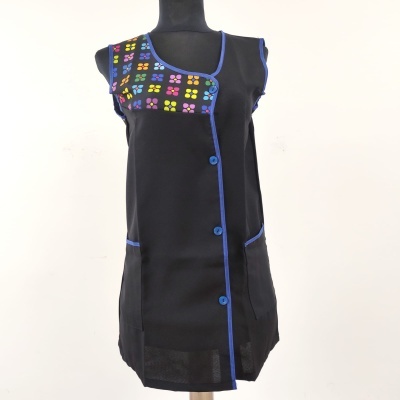 Vestido preto com detalhes coloridos e botões azuis