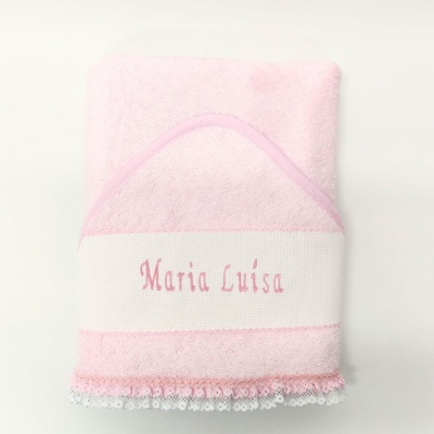 Toalha rosa para bebé com bordado e renda na borda