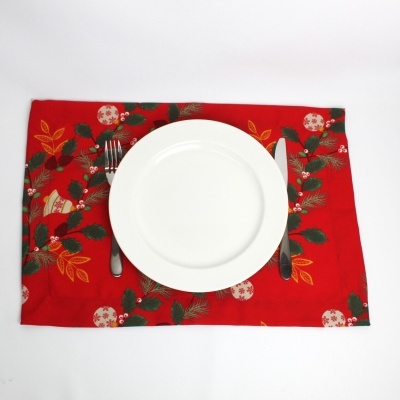 prato branco sobre individual vermelho decorado com motivos natalícios e talheres