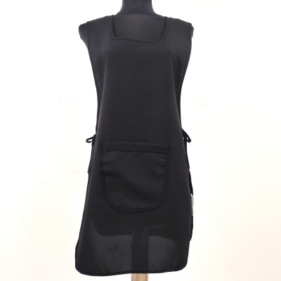 Avental preto com bolso frontal grande sobre manequim