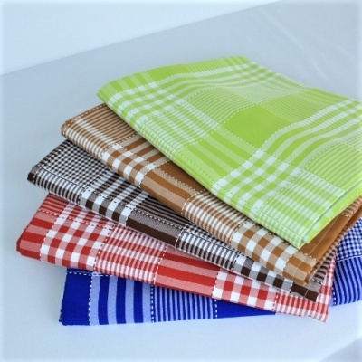 Conjunto de panos de prato coloridos empilhados com padrões xadrez e listrado