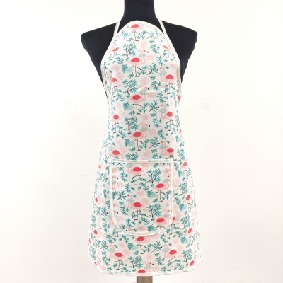 Avental branco com flores cor-de-rosa e folhas verdes num manequim