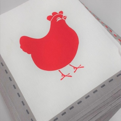 Toalha branca com estampa de galinha vermelha e bordas cinzentas com pontos