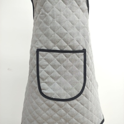Avental cinzento matelassado com bolso preto frontal
