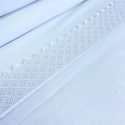 Lençol branco com barra em renda branca geométrica