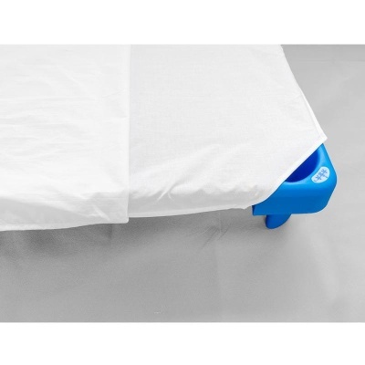 Colchão branco sobre base azul de plástico com rodas