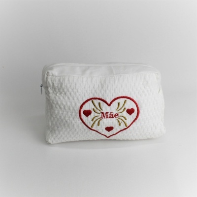Necessaire branca com bordado vermelho e dourado em forma de coração com a palavra Mãe