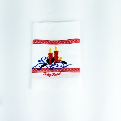 Toalha decorativa branca com velas e texto 'Feliz Natal' bordado.